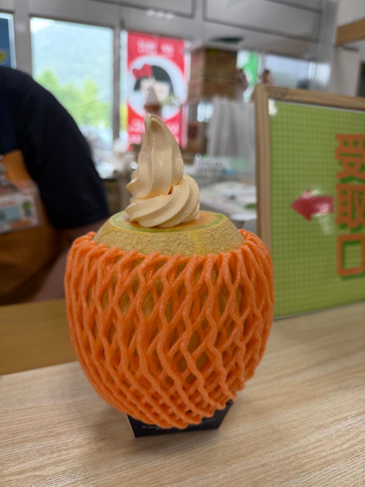 半顆哈密瓜霜淇淋成品