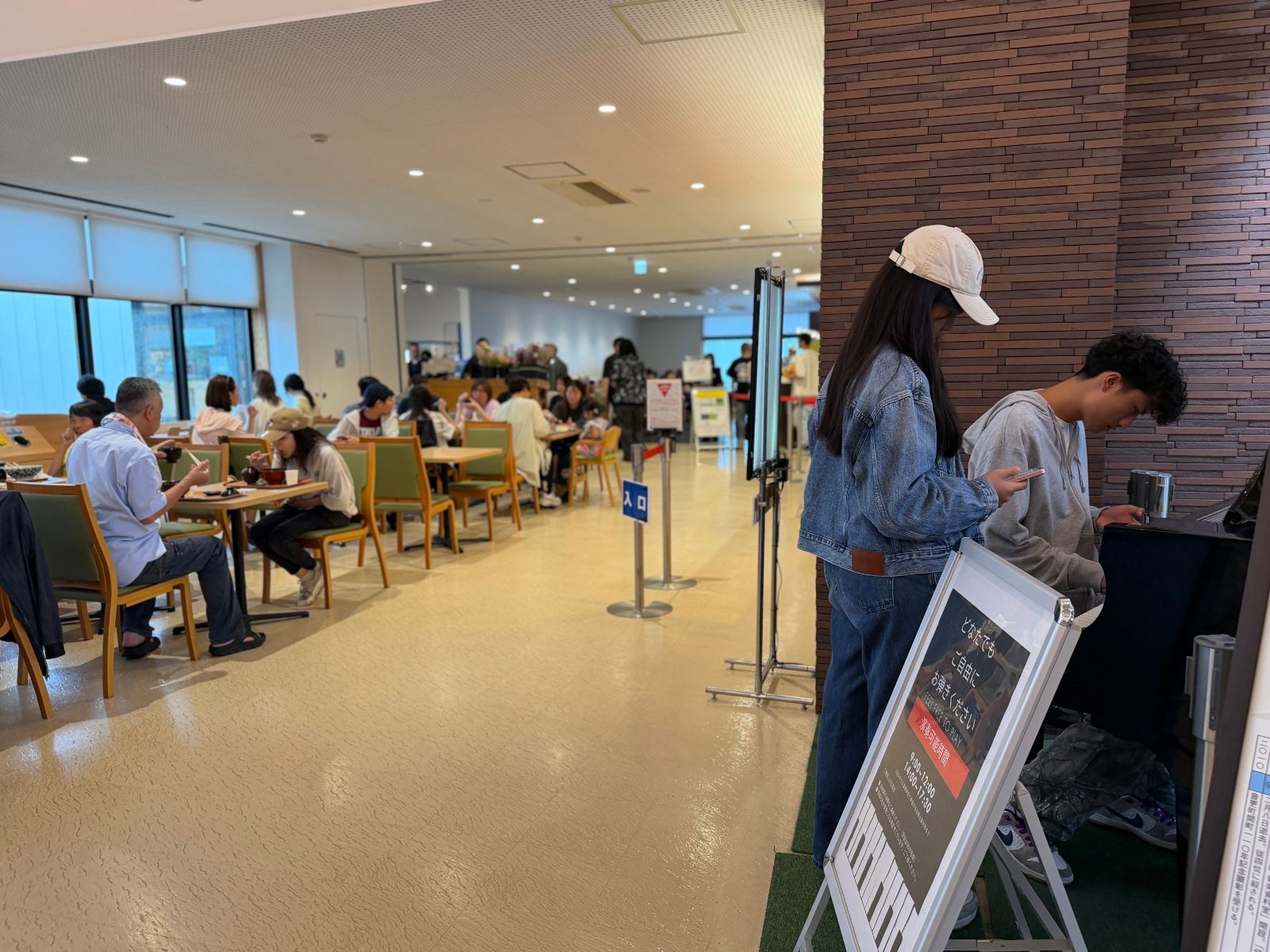 美食街排隊人潮