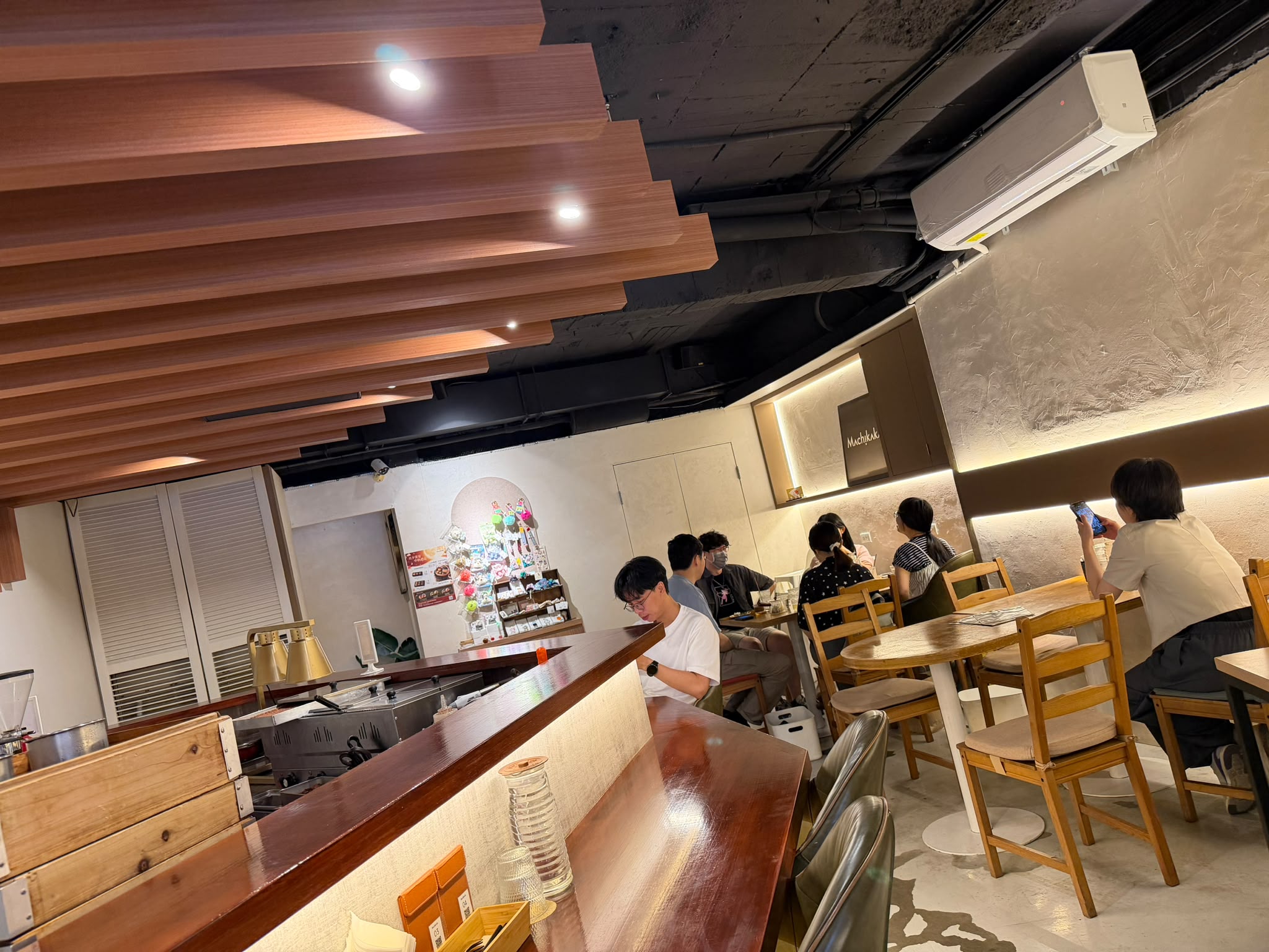 木質暖調店內