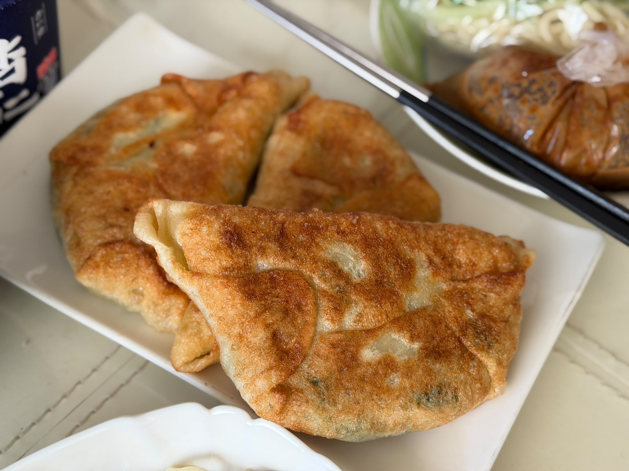 現煎韭菜盒外皮金黃酥脆，內餡飽滿