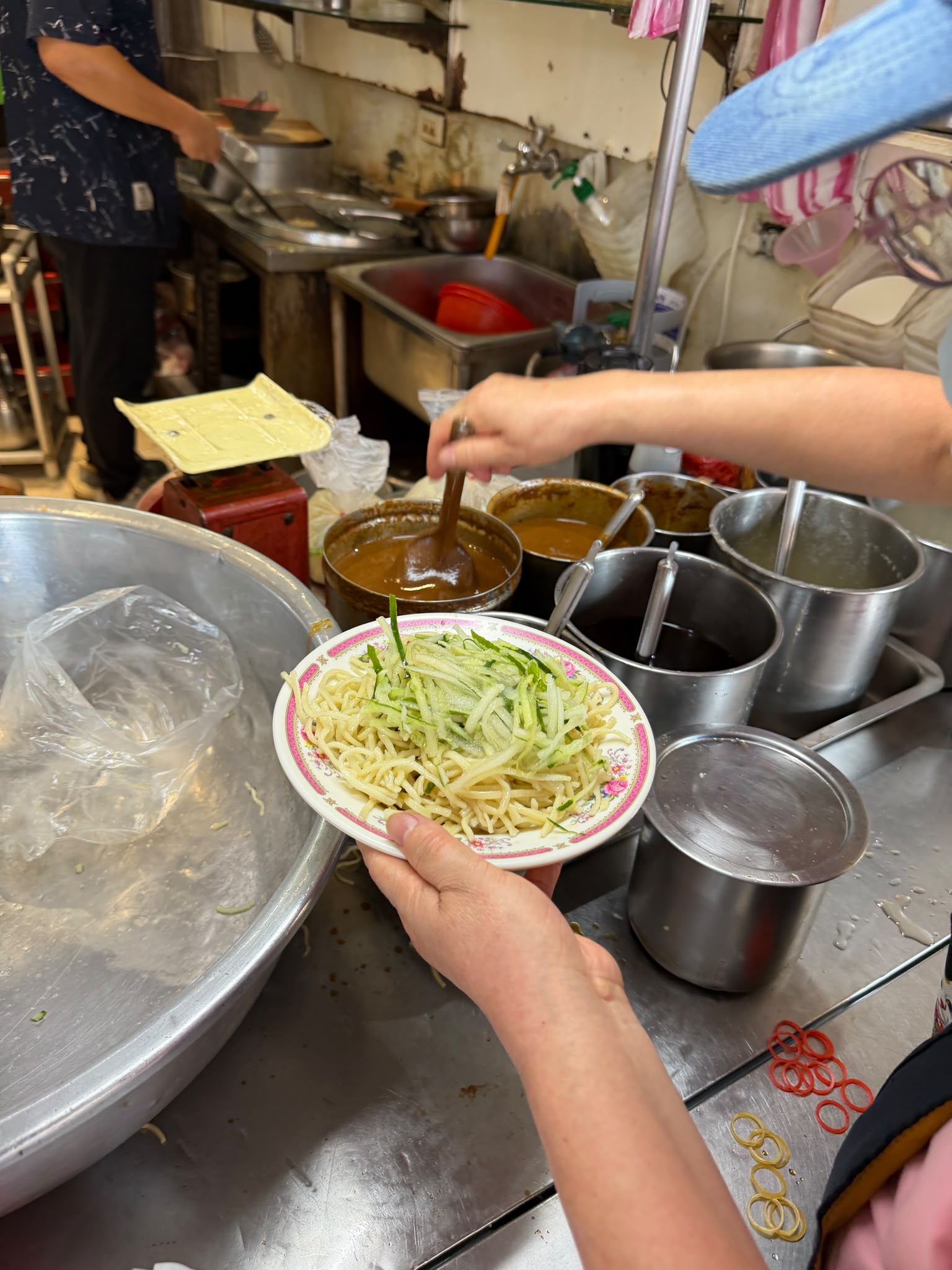小黃瓜絲鋪好鋪滿，準備淋醬