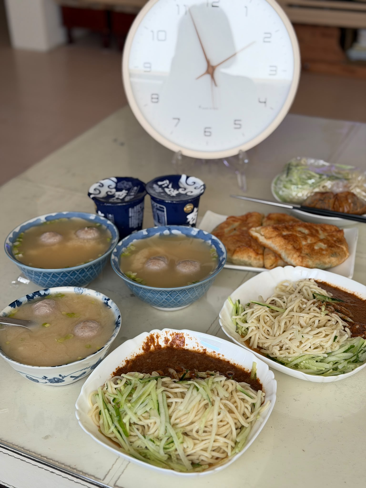 下午兩點的假日第一餐，滿桌銅板美食不到 500 元