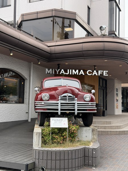 宮島口的 MIYAJIMA CAFE,紅色老爺車直接停在門口當招牌