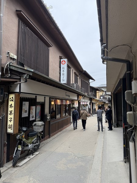 表參道商店街,老屋店面一間接一間,慢慢逛最剛好