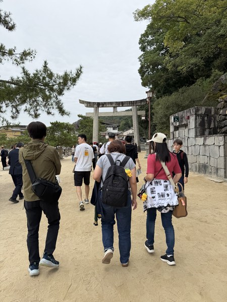 跟著大家走過石鳥居,往神社和老街的方向前進