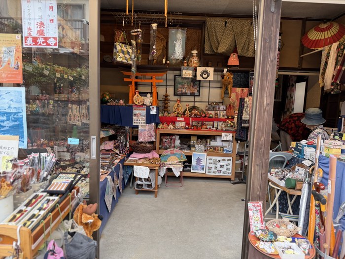 紀念品店滿滿小鳥居和宮島小物,荷包要守住
