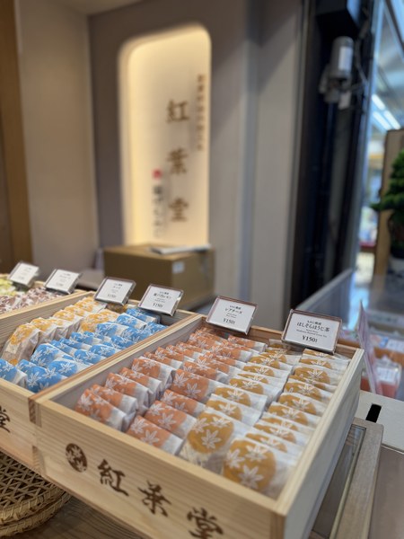 最後買紅葉饅頭當伴手禮,一整盒排得整整齊齊