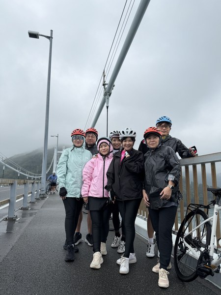 橋上合照,後面就是剛騎過的跨海大橋