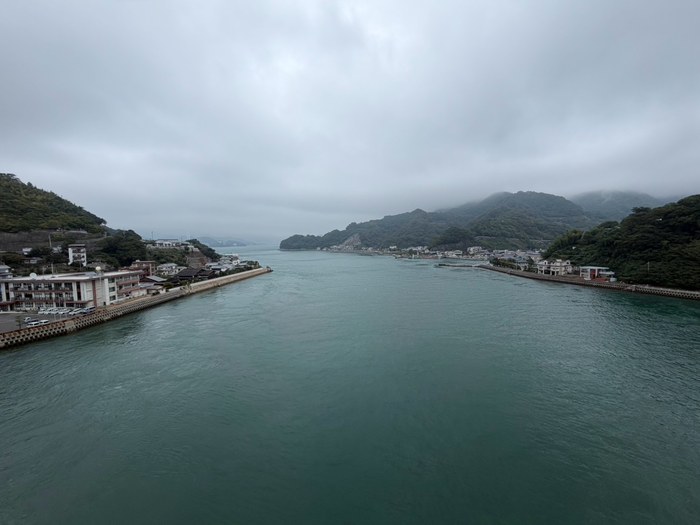 海峽的水色,一邊是島、一邊是海
