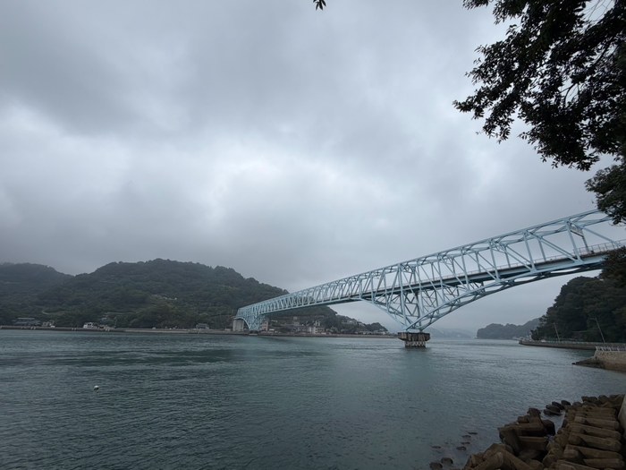 橋與海、礁石同框,安芸灘的日常風景