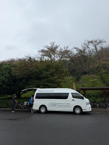 支援車停在路邊等大家