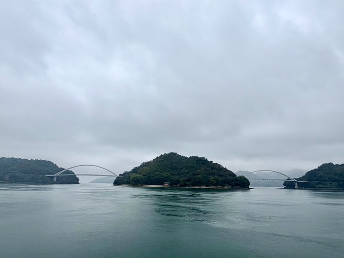 霧裡的島與橋,遠方還看得到橋影