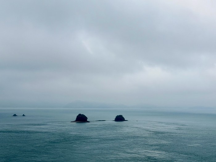 海面上的小島,像散落在水面上的綠色寶石