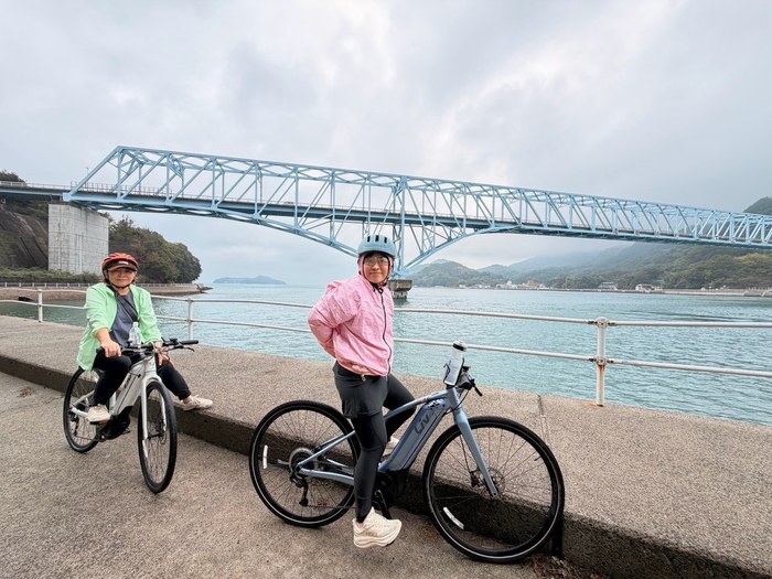 兩位車友與大橋合照