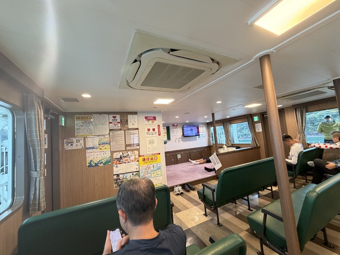 渡輪船艙內,坐下來休息一下